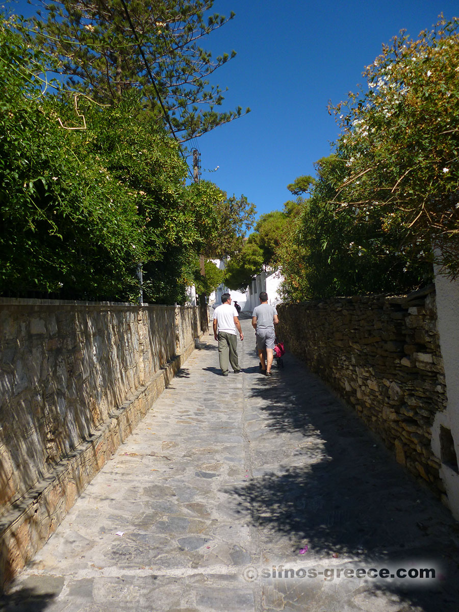 Promenader på den centrala gränd i Artemónas på Sifnos